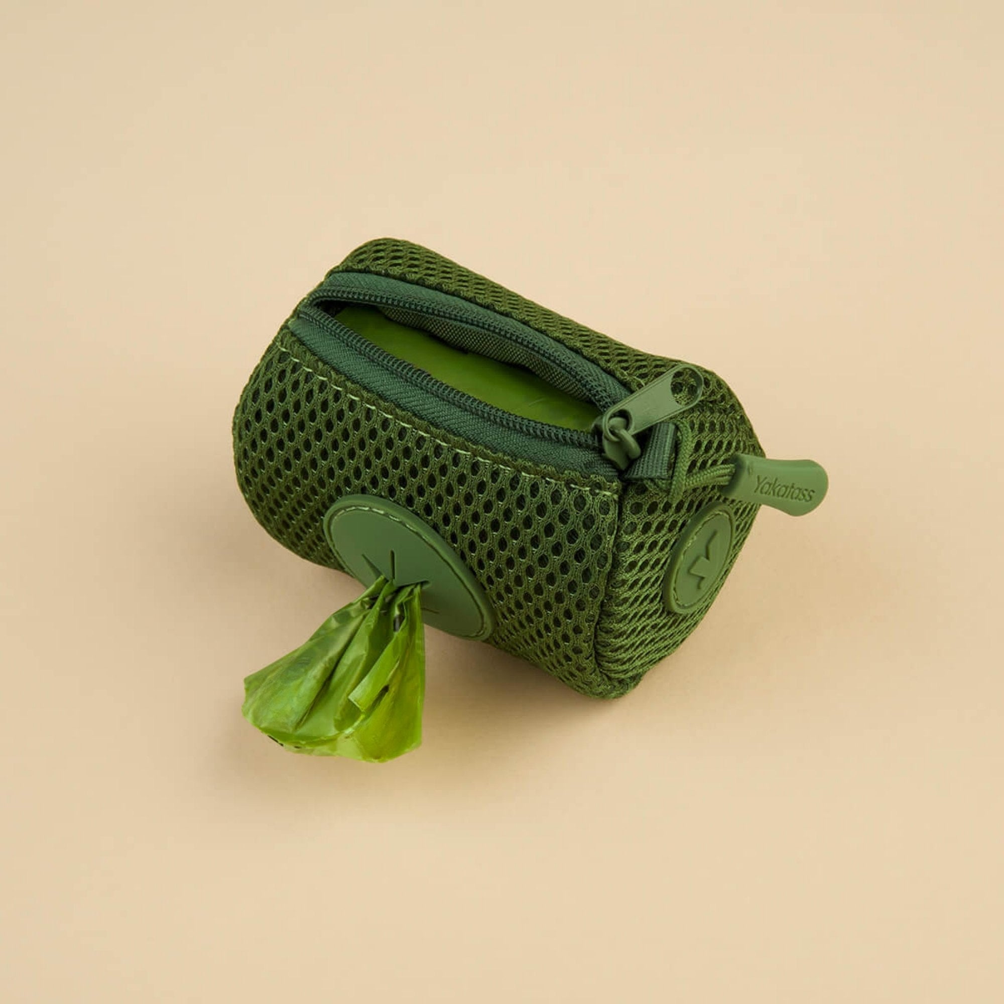 grønn poseholder fra yakatass perfekt å ha hundeposer i 